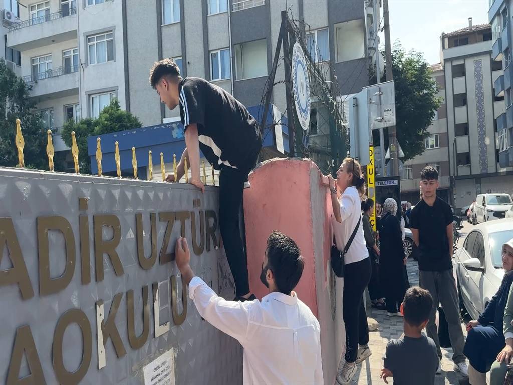 YKS manzaraları: Kapıdan atlayanlar, bayılanlar, yanlış okul önünde bekleyenler... 1